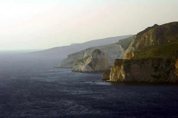 Costa con acantilado en la isla de Zakynthos — Foto de Stock