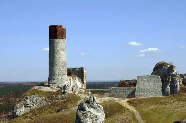 Ruined medieval castle with tower in Olsztyn — Stock Photo, Image