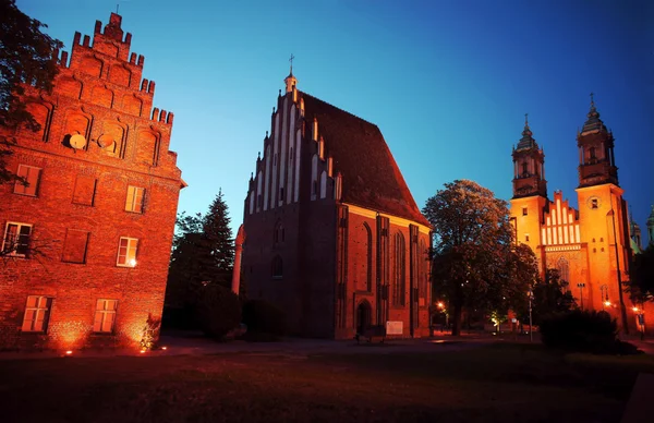 Edificios góticos de noche en Poznan — Foto de Stock