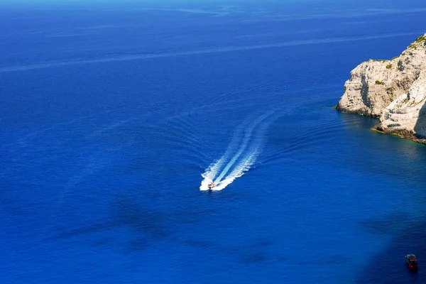 摩托艇和悬崖，扎金索斯岛 — 图库照片