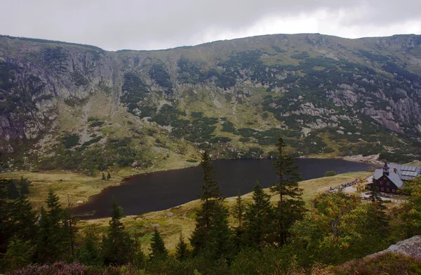 Refugio de montaña y estanque en Karkonosze — Foto de Stock
