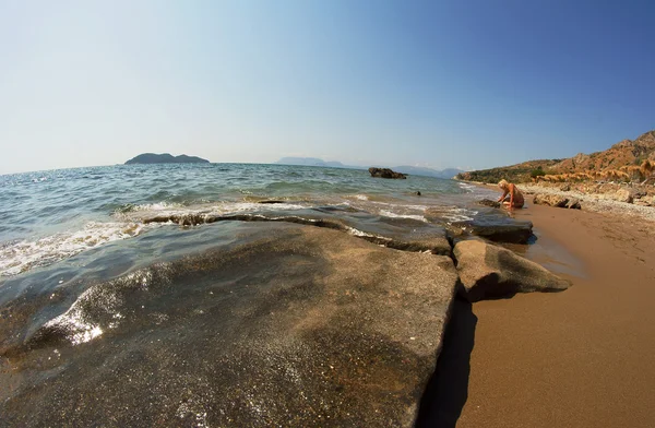Девушка на каменном пляже, остров Закинф — стоковое фото