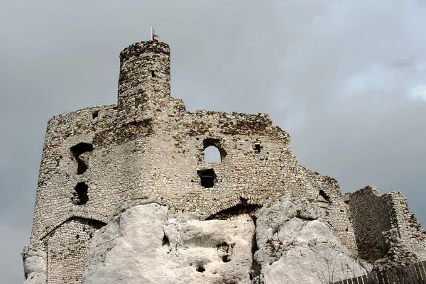 Ruiny średniowiecznego zamku z wieżą w mirow — Zdjęcie stockowe