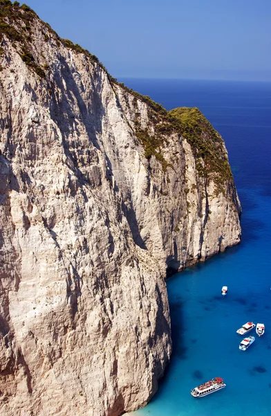 Båtar i viken på ön zakynthos — Stockfoto