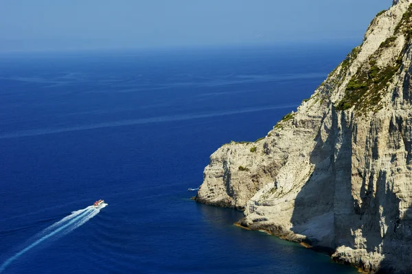 Motorbåt i viken på ön zakynthos — Stockfoto