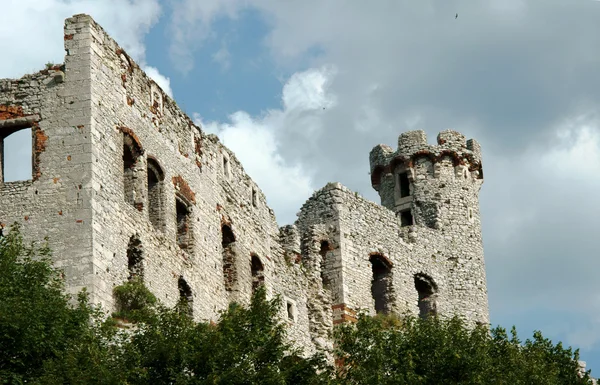 Středověký hrad s věží v ogrodzieniec — Stock fotografie