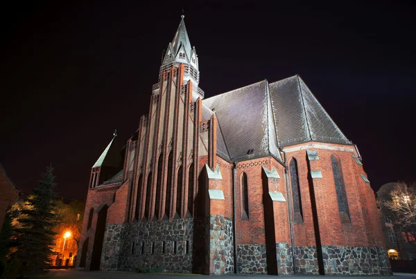 Gotycki kościół z wieżą w Poznaniu przez noc — Zdjęcie stockowe