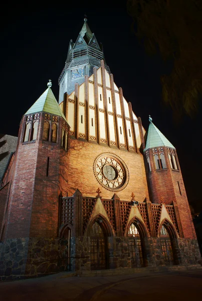 Gótikus templom torony Poznanban, éjszaka — Stock Fotó