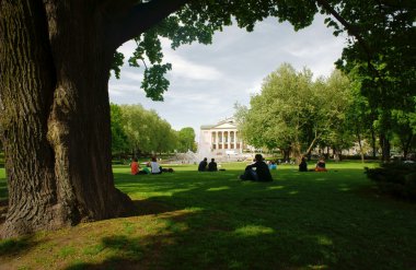 Park ve opera evi Poznan