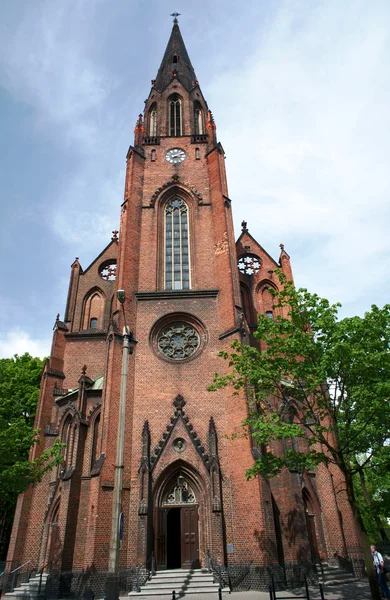 Iglesia gótica con torre en Poznan — Foto de Stock