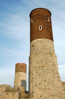 checiny bir kule ile harap Ortaçağ Kalesi
