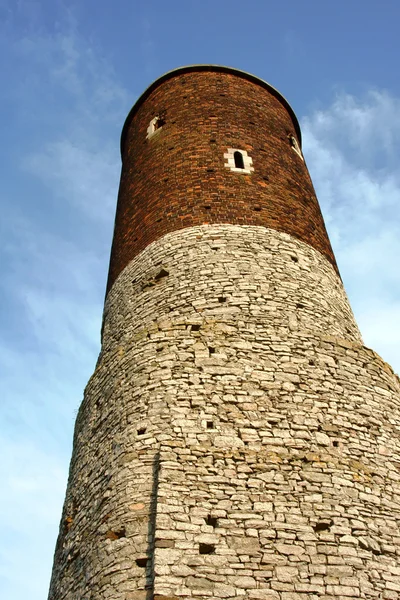Checiny bir kule ile harap Ortaçağ Kalesi — Stok fotoğraf