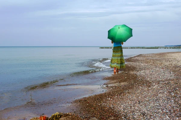 Ragazza con ombrellone sulla spiaggia — Foto Stock