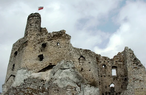 Ruiny średniowiecznego zamku z wieżą w mirow — Zdjęcie stockowe