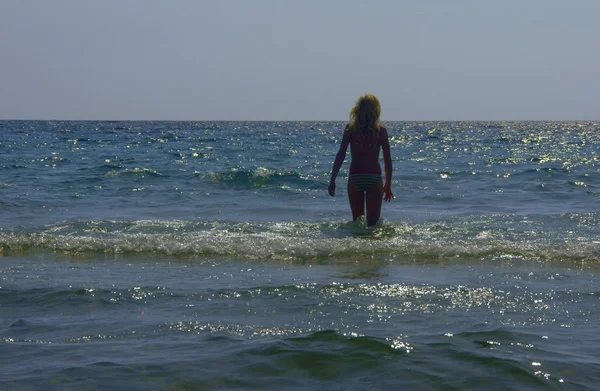 女孩和海, Zzynthos 海岛 — 图库照片