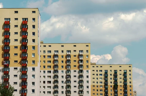 Desarrollo de viviendas con bloques de torre en Poznan — Foto de Stock