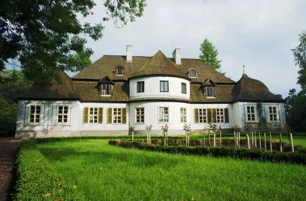 Manor house – museum in dorp — Stockfoto