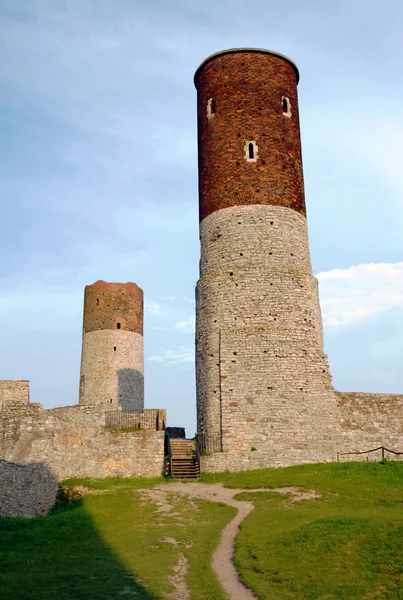 Pilalla keskiaikainen linna torneineen Checiny — kuvapankkivalokuva