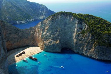 Tekneler ve zakynthos adasındaki batık beach