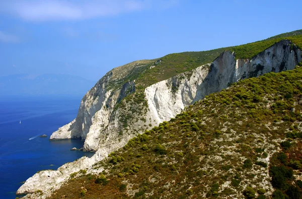 Sailboat and cliff, Zakynthos island — Stock Photo, Image