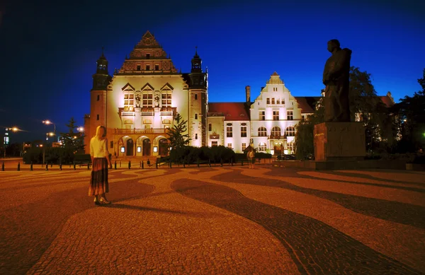 Strada e piazza a Poznan di notte — Foto Stock