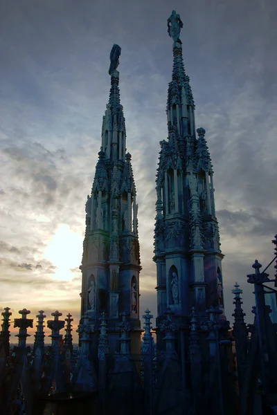 Escultura e torres na igreja — Fotografia de Stock