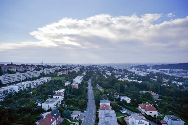 Высокодетальный воздушный вид города с перекрестками, дорогами, домами — стоковое фото