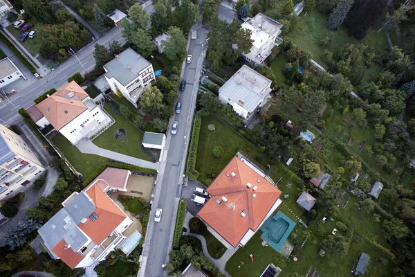 Vista aérea muy detallada de la ciudad con encrucijadas, caminos, casas —  Fotos de Stock