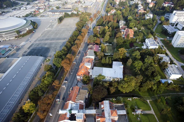 Hochdetaillierte Luftaufnahme der Stadt mit Kreuzungen, Straßen, Fabriken — Stockfoto