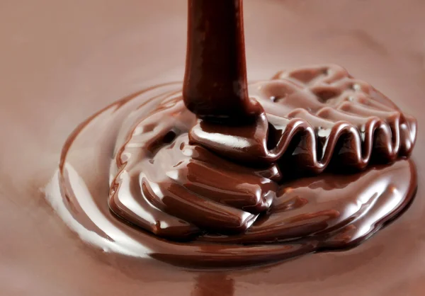 Horká čokoláda nalévání — Stock fotografie