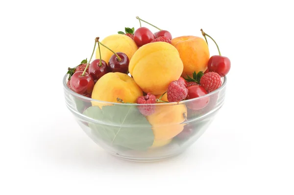 Чаша со свежими ягодами — стоковое фото