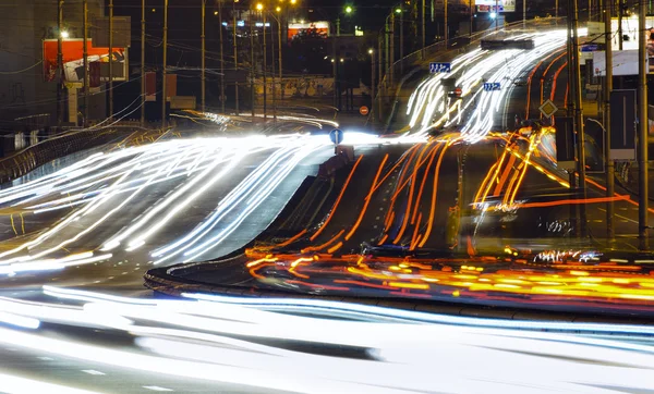Natt trafikerar i en stad — Stockfoto