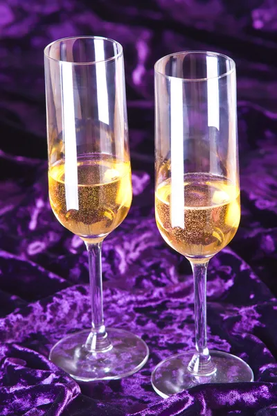 Dos copas de vino con champán sobre terciopelo — Foto de Stock