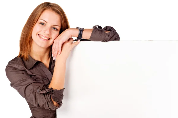 Щаслива бізнес-леді стоячи і тримаючи білий порожній рекламний щит — стокове фото