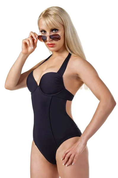 Szép nő visel fürdőruhát és napszemüveg — Stock Fotó