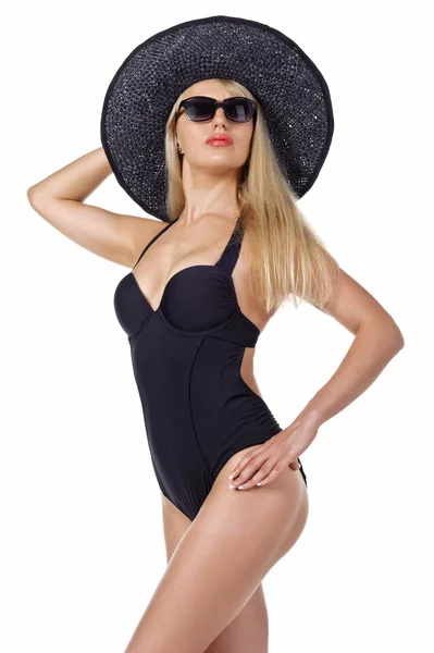 Mode kvinna iklädd baddräkt, hatt och solglasögon — Stockfoto