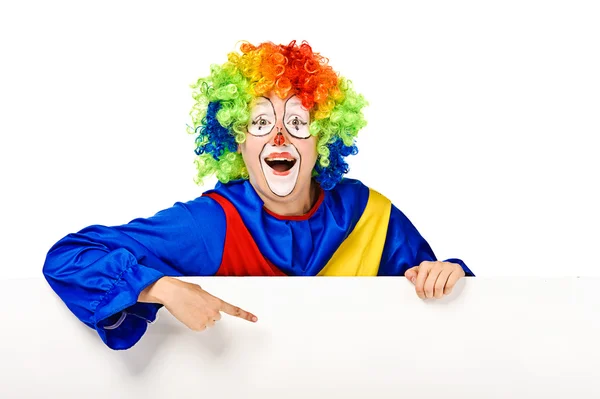 Legrační klaun, stojící na bílém pozadí — Stock fotografie