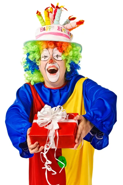 Joyeux clown d'anniversaire avec boîte cadeau . — Photo