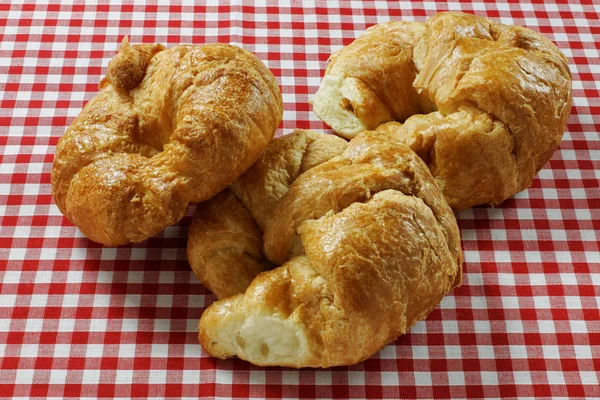 Croissant su un panno di Gingham — Foto Stock