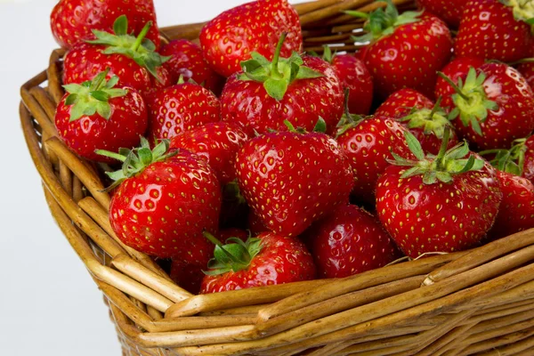 篮子里的草莓 — 图库照片