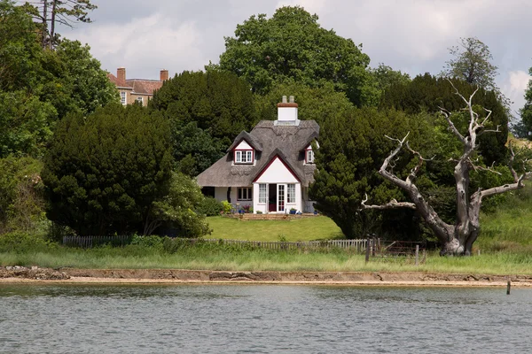 Engelse rivier cottage — Stockfoto