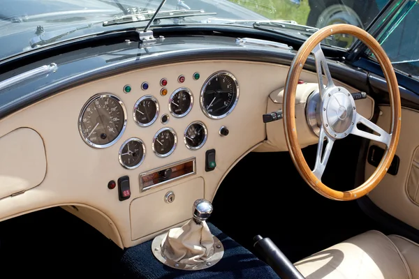 Klassieke sportwagen dashboard — Stockfoto