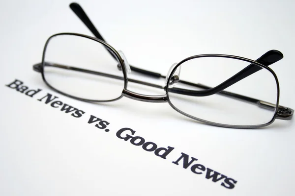Más notícias vs. boas notícias — Fotografia de Stock
