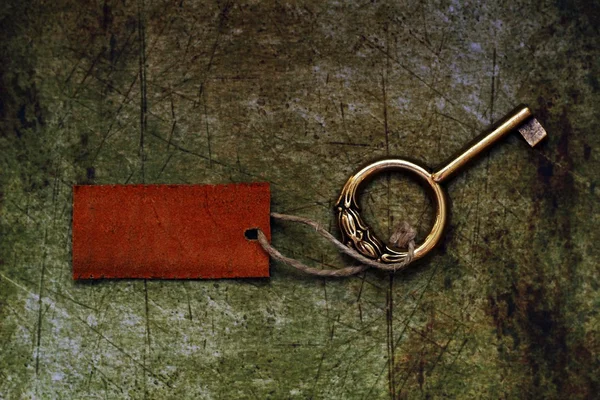 Старый ключ и метка — стоковое фото