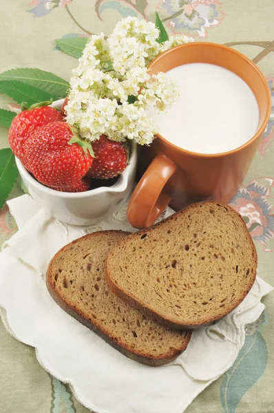 Chléb, jahody a mléko — Stock fotografie
