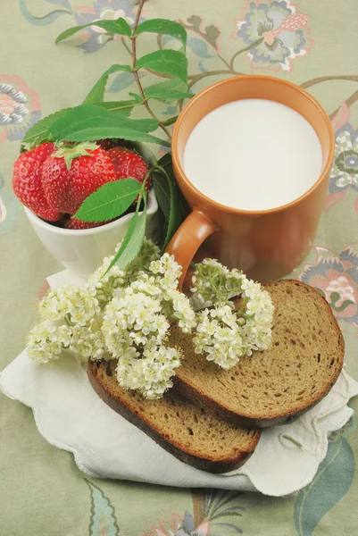 Chléb, jahody a mléko — Stock fotografie