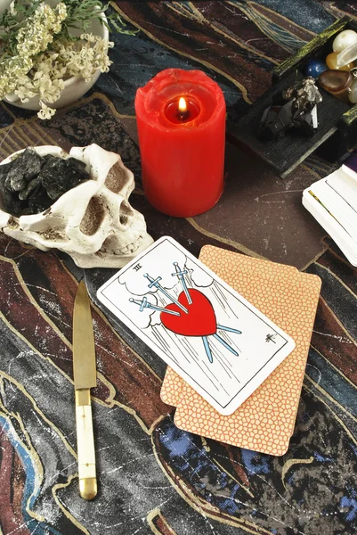 Карточки Таро с горящей свечой — стоковое фото