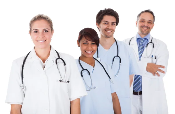 Gruppo di medici in piedi insieme sopra bianco — Foto Stock