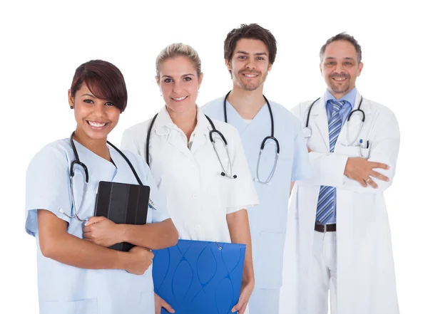 Gruppe von Ärzten steht zusammen über Weiß — Stockfoto