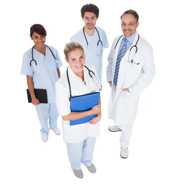 Группа врачей, стоящих вместе над белым — стоковое фото
